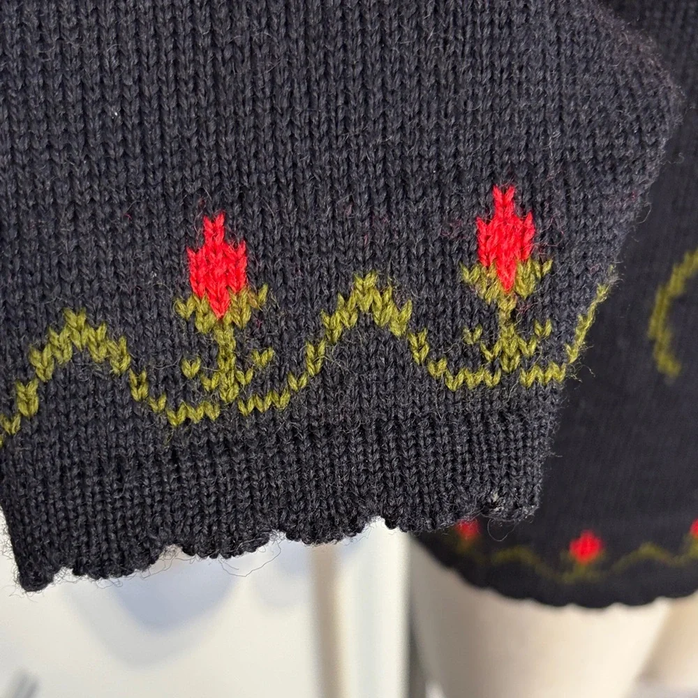 Vintage Floral Embroidered Black Wool Sweater size Medium - Picture 2 of 9